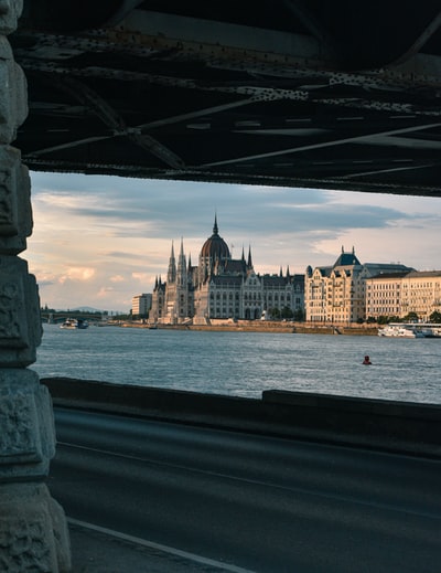 白天靠近水体的褐色混凝土建筑